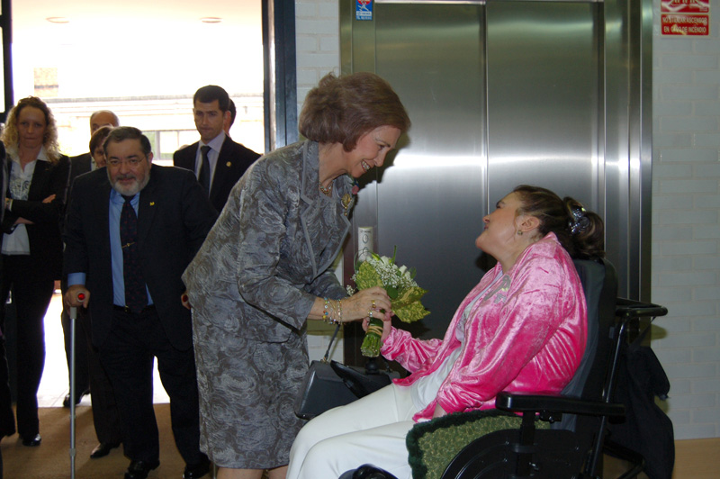 Entrega de un ramo de flores a Su Majestad por parte de uno de los residentes del CAI